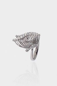 ANELLO - Peso gr 5 9 Misura 14 (54) in oro bianco  sommit a farfalla  con ali traforate e diamanti taglio brillante per  [..]