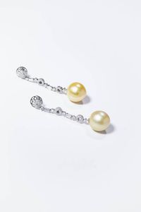 COPPIA DI ORECCHINI - Peso gr 11 in oro bianco con corpo in diamanti taglio brillante  fantasia e trapezio per totali ct 0 80 ca  probabile  [..]