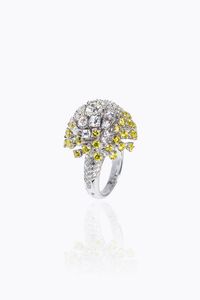 GRANDE ANELLO - Peso gr 22 1 Misura 16 (56) in oro bianco  a mina  con pav di diamanti bianchi colore G e gialli per totali  [..]