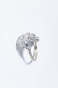 ANELLO - Peso gr 5 9 Misura 19 (59) in oro bianco  a losanga  con diamanti taglio brillante e baguette per totali ct 2  [..]