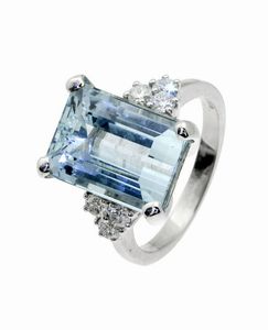 ANELLO - Peso gr 6 7 Misura 14 in oro bianco  sommit con acquamarina taglio rettangolare di ct 7 76 ed ai lati sei diamanti  [..]