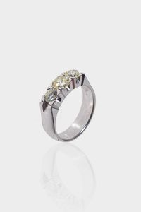 ANELLO - Peso gr 8 7 Misura 17 (54) in oro bianco  modello trilogy  con tre diamanti taglio brillante e mezzo taglio per  [..]