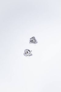 CARTIER - Peso gr 5 3 Coppia di orecchini in oro bianco  firmati Cartier  con cuori intrecciati. Diamanti taglio brillante  [..]