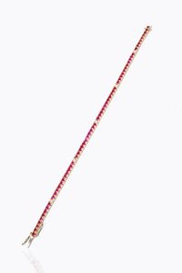 BRACCIALE - Peso gr 10 2 Lunghezza cm 18 in oro rosa  modello tennis  con rubini taglio rotondo per totali ct 3 80 ca  intervallati  [..]