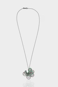CATENA CON CIONDOLO - Peso gr 7 2 in oro bianco  a forma di fiore  con petali traforati e diamanti taglio brillante per totali ct 0  [..]