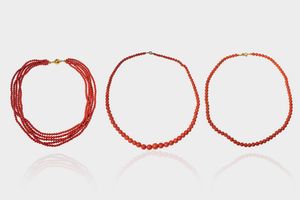 LOTTO DI TRE COLLANE - in corallo mediterraneo: -composta da cinque fili di sfere del diam. di mm 3 5 a 3 6. Chiusura in oro giallo a  [..]