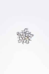 SPILLA - Peso gr 8 9 Cm 3 5x3 5 in oro bianco  anni '50  a forma di fiore in volute; al centro diamante taglio brillante  [..]