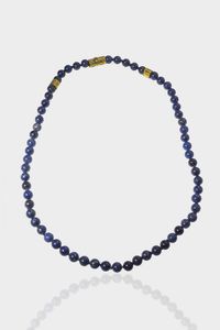 COLLANA - Lunghezza cm 64 composta da un filo di sfere di lapislazzuli del diam. di mm 9 1 a 9 0; distanziali e chiusura  [..]
