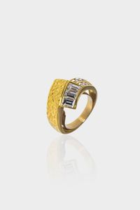 ANELLO - Peso gr 8.8 Misura 18 (58) in oro giallo liscio e satinato  modello contrari  con diamanti taglio baguette e  [..]