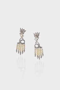 COPPIA DI ORECCHINI - Peso gr 17 in oro bianco  anni '50  con due perle giapponesi ai lobi del diam di mm 8 2 ca; volute in diamanti  [..]