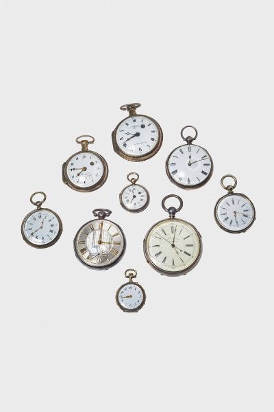 LOTTO DI NOVE OROLOGI DA TASCA : Lotto di 9 orologi da tasca di epoche diverse (1800\1900) con casse metalliche e in argento. Alcuni marchi: John Hawley London  N.Davidson  Mathey Foucherd. Movimenti a carica manuale Alcuni non funzionanti  altri da revisionare.  - Asta Orologi  - Associazione Nazionale - Case d'Asta italiane