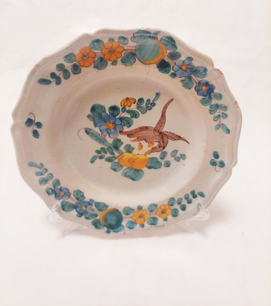 Manifattura Cerreto  Sannita, seconda metà XVIII secolo : Piatto decorato in maiolica dipinta in policromia  - Asta Napoli, j'adore! - Associazione Nazionale - Case d'Asta italiane