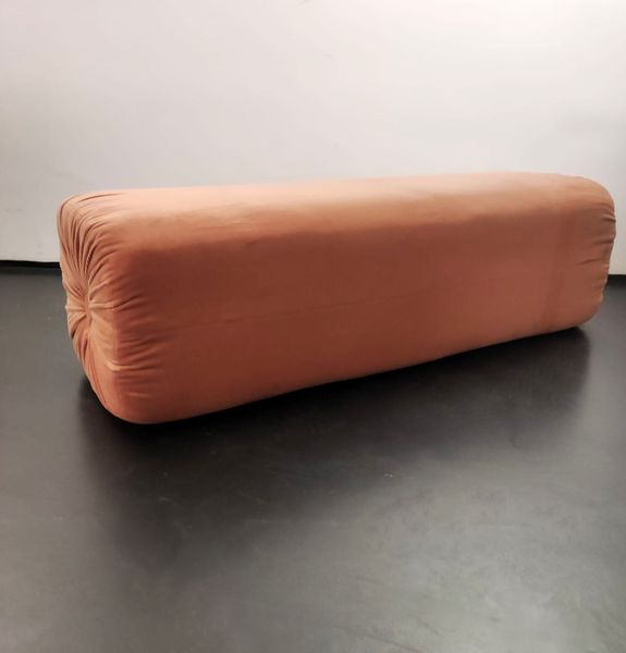 Cuscino tubolare in velluto arancione (da La clemenza di Tito)  - Asta Napoli, j'adore! - Associazione Nazionale - Case d'Asta italiane