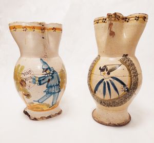 Manifattura napoletana, prima metà XIX secolo - Due brocche da vino con figure di pulcinella