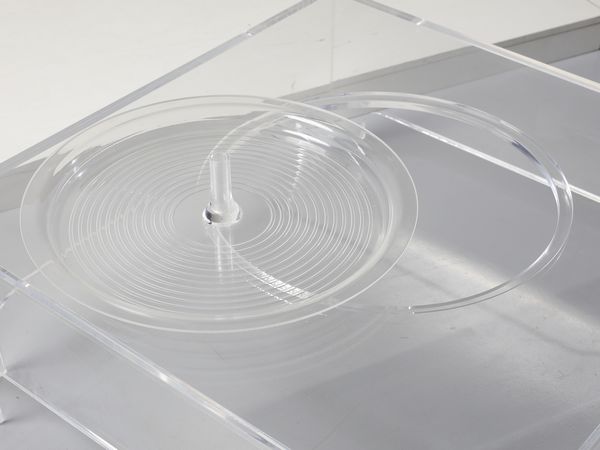 SANTANTONIO SANDRO (n. 1977) : Tavolo da salotto mod. Dune con vassoio asportabile per Giovannetti, Pistoia  - Asta Asta 447 | DESIGN E ARTI DECORATIVE DEL NOVECENTO Online - Associazione Nazionale - Case d'Asta italiane