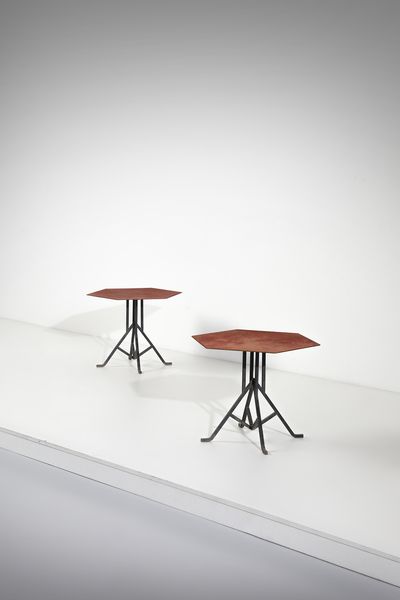 FRANK LLOYD WRIGHT e WARREN MCARTHUR : Coppia di tavolini  - Asta Asta 447 | DESIGN E ARTI DECORATIVE DEL NOVECENTO Online - Associazione Nazionale - Case d'Asta italiane