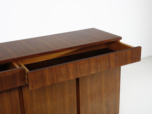MANIFATTURA ITALIANA : Credenza a sei ante  - Asta Asta 447 | DESIGN E ARTI DECORATIVE DEL NOVECENTO Online - Associazione Nazionale - Case d'Asta italiane