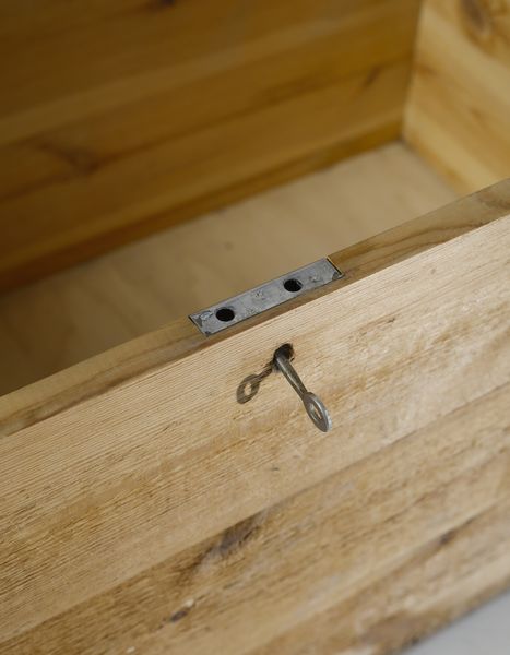 CEROLI MARIO (n. 1938) : Baule Asso di Fiori della serie Annabella per Poltronova, Firenze  - Asta Asta 447 | DESIGN E ARTI DECORATIVE DEL NOVECENTO Online - Associazione Nazionale - Case d'Asta italiane