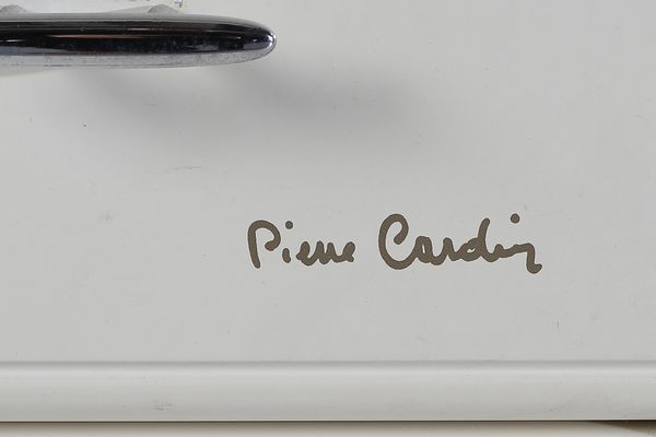 CARDIN PIERRE (1922 - 2020) : Cassettiera e coppia di comodini  - Asta Asta 447 | DESIGN E ARTI DECORATIVE DEL NOVECENTO Online - Associazione Nazionale - Case d'Asta italiane