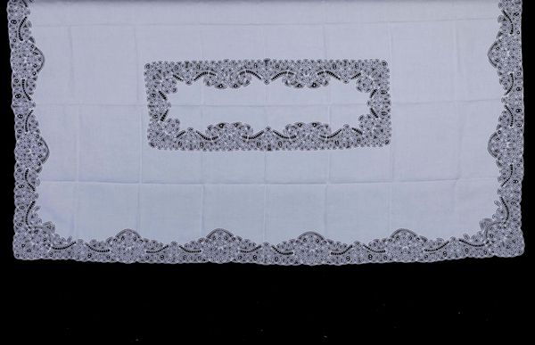 Tovaglia con 12 tovaglioli.  - Asta Arredo per la Tavola - Associazione Nazionale - Case d'Asta italiane