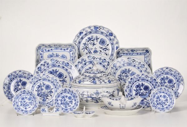 Servizio da tavola �Zwiebelmuster�.<BR>Manifatture diverse Teichert per Meissen, Cecoslovacchia, Hutschenreuther, XX secolo.  - Asta Arredo per la Tavola - Associazione Nazionale - Case d'Asta italiane