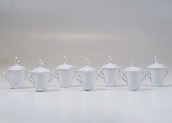 Dodici tazze da brodo �Museo�.<BR>Doccia, Manifattura Richard Ginori, seconda met� del XX secolo.<BR>  - Asta Arredo per la Tavola - Associazione Nazionale - Case d'Asta italiane