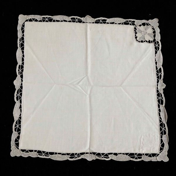 Tovaglia con 10 tovaglioli.  - Asta Arredo per la Tavola - Associazione Nazionale - Case d'Asta italiane