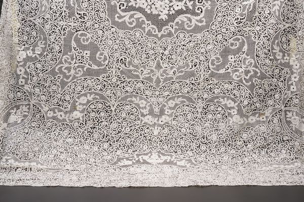 Tovaglia in pizzo di Cantù.  - Asta Arredo per la Tavola - Associazione Nazionale - Case d'Asta italiane