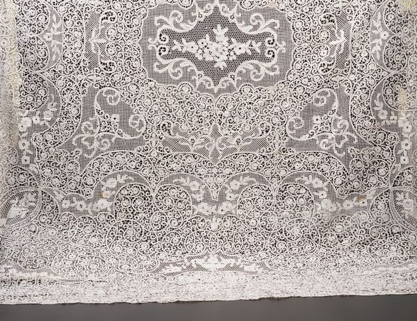 Tovaglia in pizzo di Cantù.  - Asta Arredo per la Tavola - Associazione Nazionale - Case d'Asta italiane
