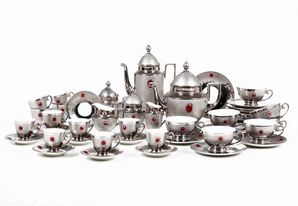 Servizio da t� e caff�.<BR>Germania, Manifattura Hutschenreuther (porcellana) <BR>Probabilmente Boemia, Manifattura di Eichwald (decorazione),  XX secolo.  - Asta Arredo per la Tavola - Associazione Nazionale - Case d'Asta italiane