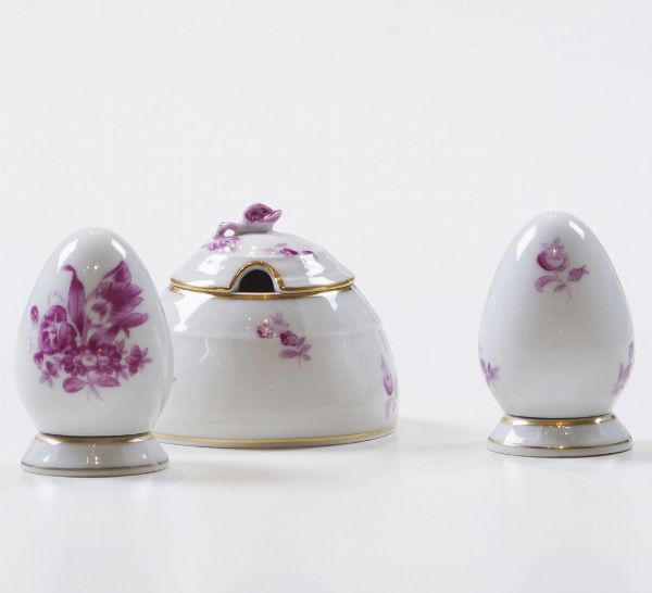 Set composto da saliera, pepiera e senapiera.<BR>Ungheria, Manifattura Herend, terzo quarto del XX secolo.<BR><BR>  - Asta Arredo per la Tavola - Associazione Nazionale - Case d'Asta italiane