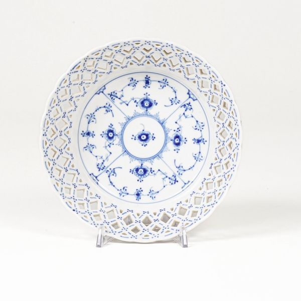 Cestino �Blue Fluted Plain�.<BR>Danimarca, Manifattura Royal Copenhagen, 1975-1979.  - Asta Arredo per la Tavola - Associazione Nazionale - Case d'Asta italiane