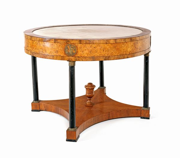 Tavolo circolare in noce e radica di tuja, XIX secolo  - Asta Antiquariato - Icone, Arredi, Sculture, Oggetti d'Arte - Associazione Nazionale - Case d'Asta italiane