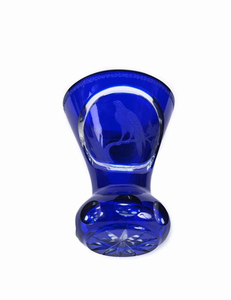 Calice Biedermeier a tromba in vetro blu con rapace, Boemia, met� del XIX secolo  - Asta Antiquariato - Icone, Arredi, Sculture, Oggetti d'Arte - Associazione Nazionale - Case d'Asta italiane