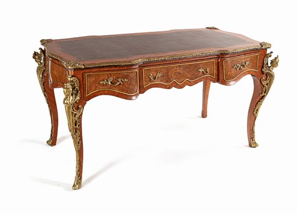 Bureau plat Louis XV, Francia, XX secolo  - Asta Antiquariato - Icone, Arredi, Sculture, Oggetti d'Arte - Associazione Nazionale - Case d'Asta italiane