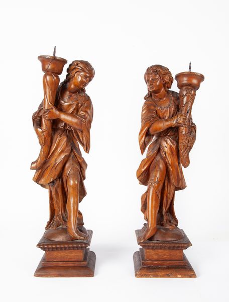 Coppia di angeli reggicero in legno, Veneto, XVII secolo  - Asta Antiquariato - Icone, Arredi, Sculture, Oggetti d'Arte - Associazione Nazionale - Case d'Asta italiane
