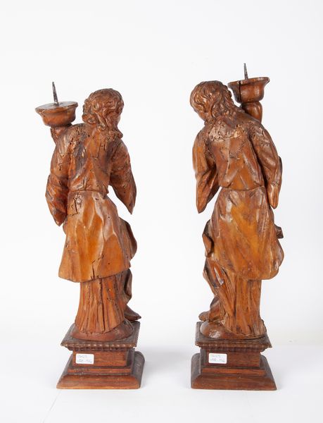 Coppia di angeli reggicero in legno, Veneto, XVII secolo  - Asta Antiquariato - Icone, Arredi, Sculture, Oggetti d'Arte - Associazione Nazionale - Case d'Asta italiane
