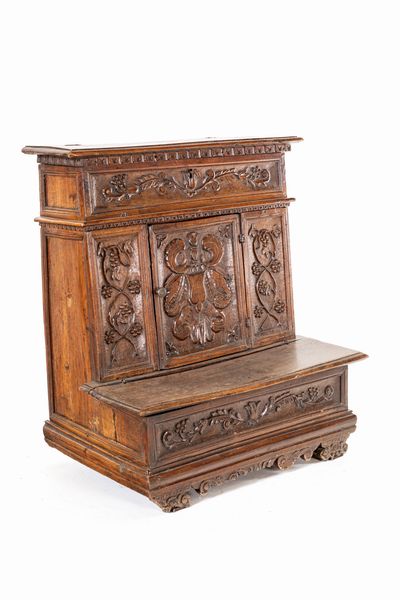 Inginocchiatoio in legno intagliato, XVII secolo  - Asta Antiquariato - Icone, Arredi, Sculture, Oggetti d'Arte - Associazione Nazionale - Case d'Asta italiane