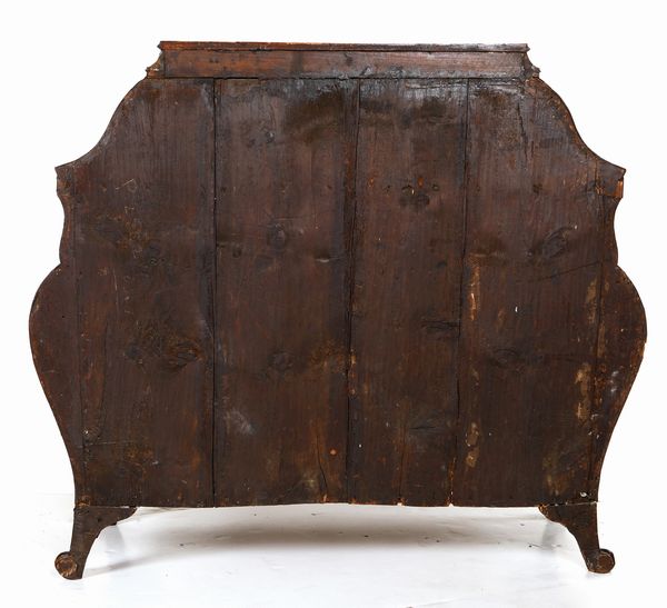 Ribalta ad urna in radica di noce, Lombardia, prima met del XVIII secolo  - Asta Antiquariato - Icone, Arredi, Sculture, Oggetti d'Arte - Associazione Nazionale - Case d'Asta italiane