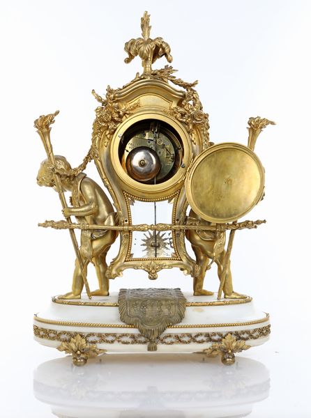 Pendola in bronzo e marmo bianco a forma di portantina, fine del XIX secolo  - Asta Antiquariato - Icone, Arredi, Sculture, Oggetti d'Arte - Associazione Nazionale - Case d'Asta italiane