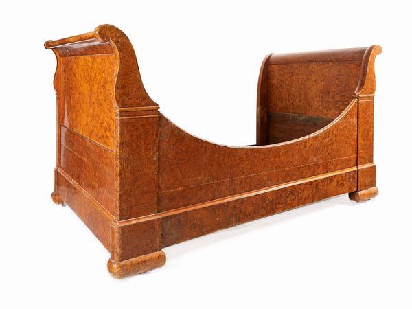 Letto a barca a una piazza in radica di tuja, XIX secolo  - Asta Antiquariato - Icone, Arredi, Sculture, Oggetti d'Arte - Associazione Nazionale - Case d'Asta italiane