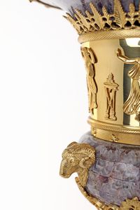 Coppia di vasi decorativi a cratere in bronzo dorato e ametista con coperchio, Baldi Bronzi, Firenze  - Asta Antiquariato - Icone, Arredi, Sculture, Oggetti d'Arte - Associazione Nazionale - Case d'Asta italiane