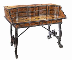 Scrivania San Filippo lastronata in radica di olmo, Lombardia, fine del XVII/inizio del XVIII secolo  - Asta Antiquariato - Icone, Arredi, Sculture, Oggetti d'Arte - Associazione Nazionale - Case d'Asta italiane