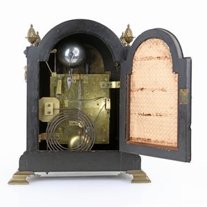 Pendola musicale in legno ebanizzato con finiture in bronzo, Hurt & Sons, Birmingham, seconda met� del XIX secolo  - Asta Antiquariato - Icone, Arredi, Sculture, Oggetti d'Arte - Associazione Nazionale - Case d'Asta italiane