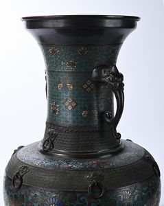 Vaso in bronzo brunito e smalti champlev�, Giappone, fine del XIX secolo  - Asta Antiquariato - Icone, Arredi, Sculture, Oggetti d'Arte - Associazione Nazionale - Case d'Asta italiane