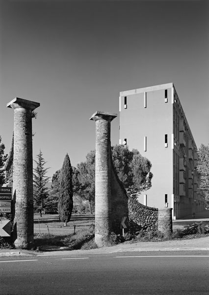George Tatge : Columns and Condo  - Asta Fotografia - Associazione Nazionale - Case d'Asta italiane