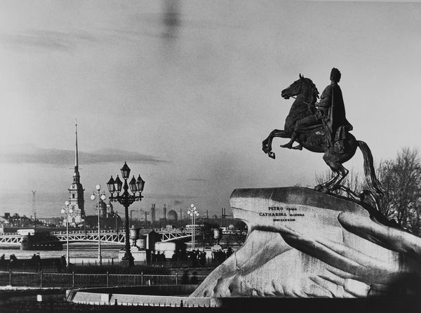 Jewgeni Khaldey : Leningrado, Monumento a Pietro I  - Asta Fotografia - Associazione Nazionale - Case d'Asta italiane