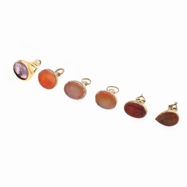 Gruppo di sei antichi sigilli in oro basso o princisbecco  - Asta Gioielli e Orologi Web Only - Associazione Nazionale - Case d'Asta italiane