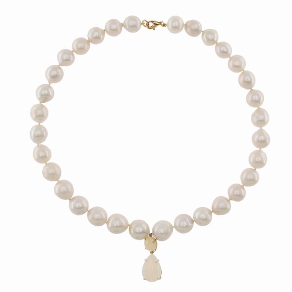 Collana ad un filo di perle barocche con pendente in opale arlecchino a goccia  - Asta Gioielli e Orologi Web Only - Associazione Nazionale - Case d'Asta italiane