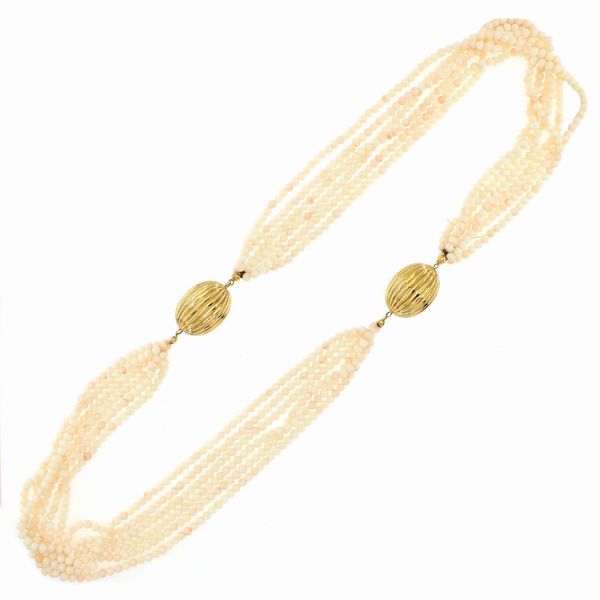 Collana a sei fili di corallo rosa, ai lati due fermezze in oro giallo 18kt  - Asta Gioielli e Orologi Web Only - Associazione Nazionale - Case d'Asta italiane